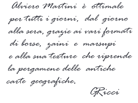 Alviero Martini è ottimale per tutti i giorni, dal giorno alla sera, grazie ai vari formati di borse, zaini e marsupi e alla sua texture che riprende la pergamene delle antiche carte geografiche.